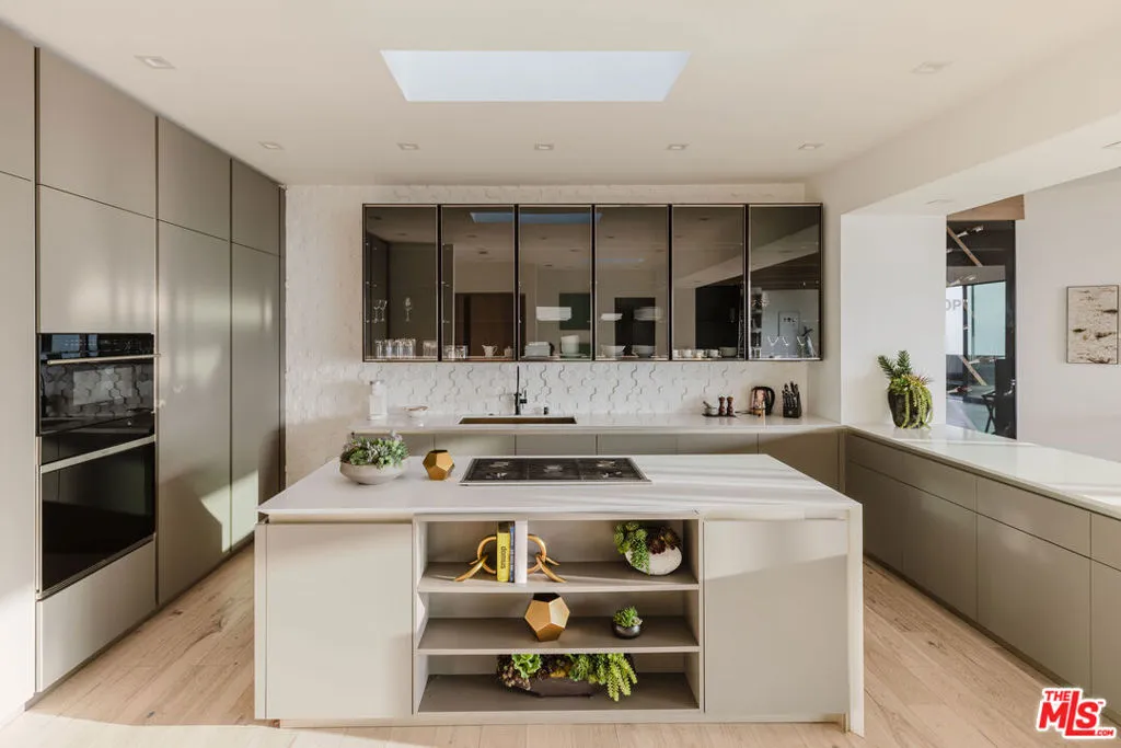 8842 Evanview Drive, Los Angeles, California 90069 — photo 4