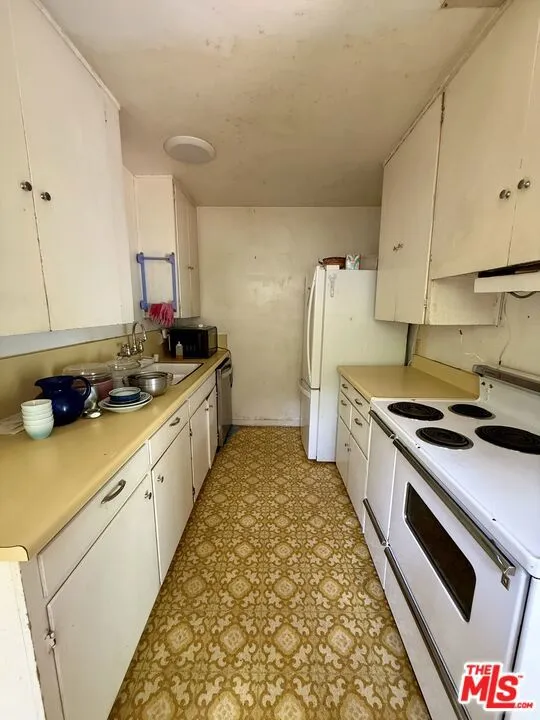 5390 Village, Los Angeles, California 90016 — photo 5
