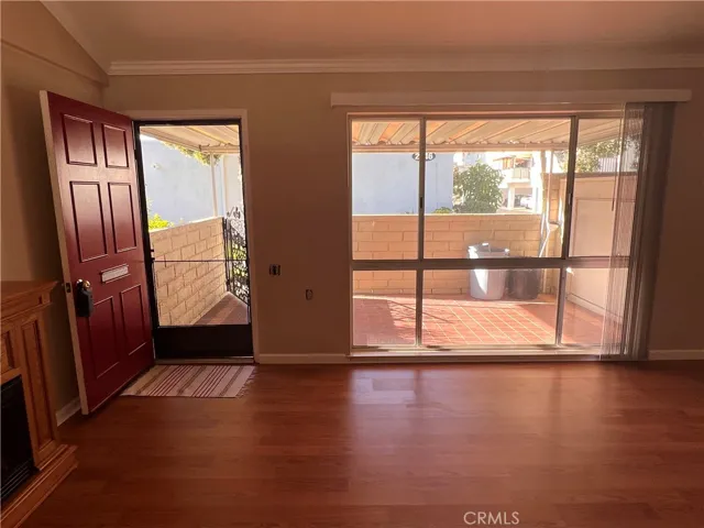 Livinroom without furniture looking out.
