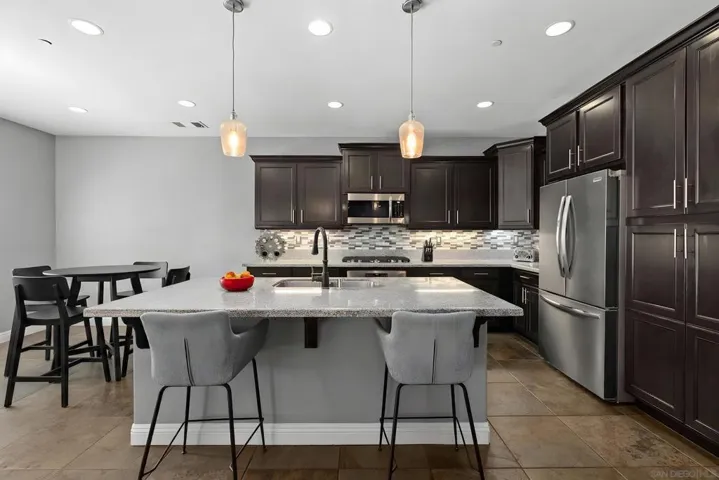 https://zimg.paragon.ice.com/ParagonImages/Property/PA/SDMLS/-533281/31/533/400/3932dc8cac65f1bf29e63f0a9bf54e8a/3/bcf5e1e0f9ff8c396531640365dd434d/-533281-9af17b56-6fae-46b8-b768-dd926a915b25.JPG