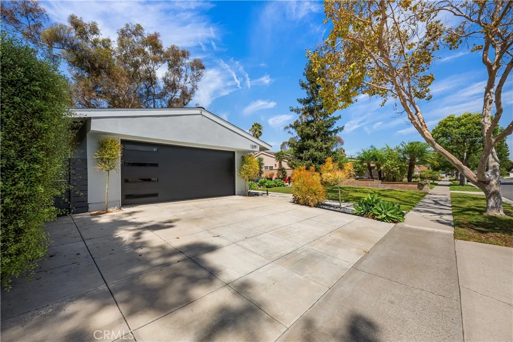 Stylish garage door