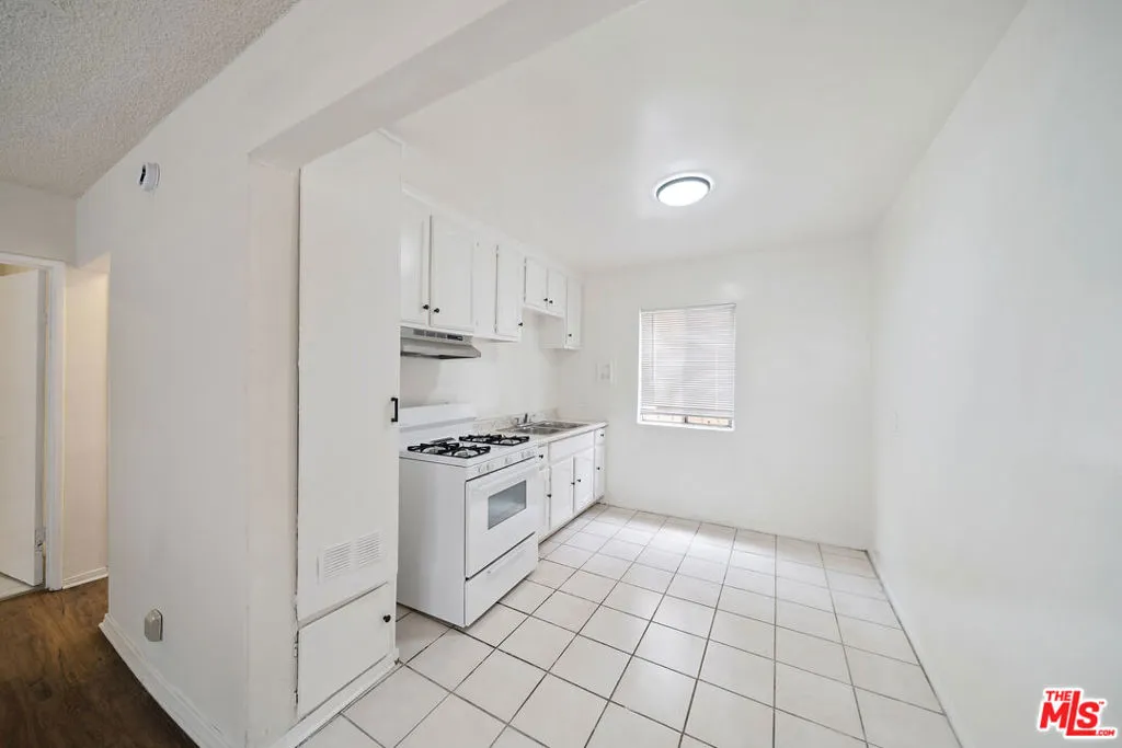 8633 Denver Avenue 3, Los Angeles, California 90044 — photo 4