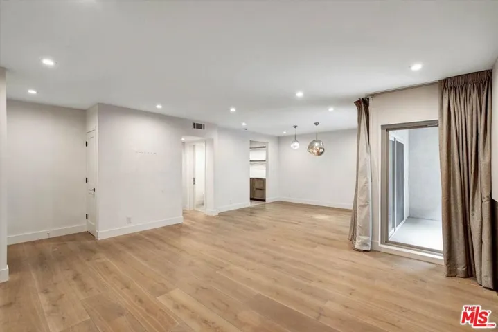 439 N Doheny Drive 204, Beverly Hills, California 90210 — photo 4