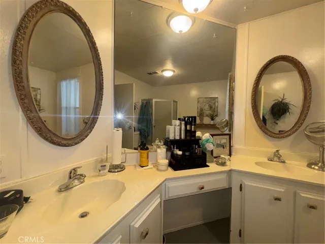 Make up station