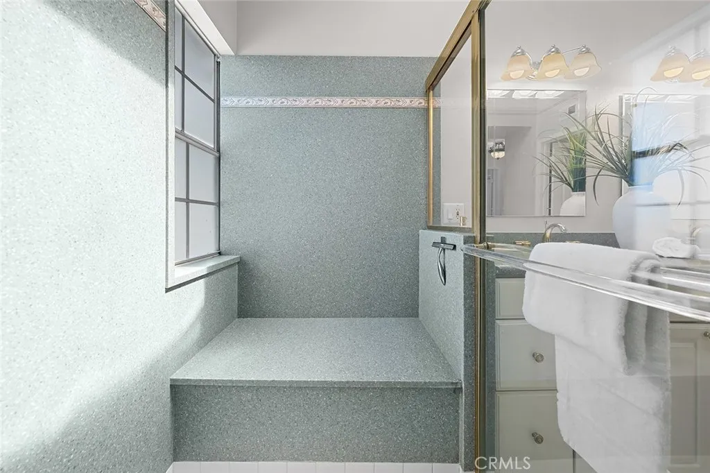 Huge bench in the primary shower too