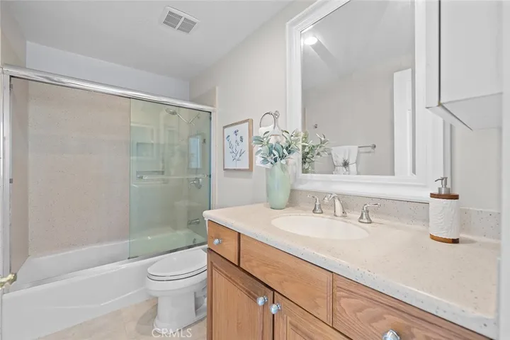 Upstairs full guest bathroom