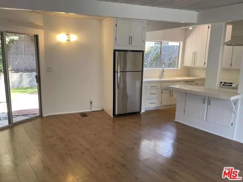 2154 N Beverly Glen Blvd