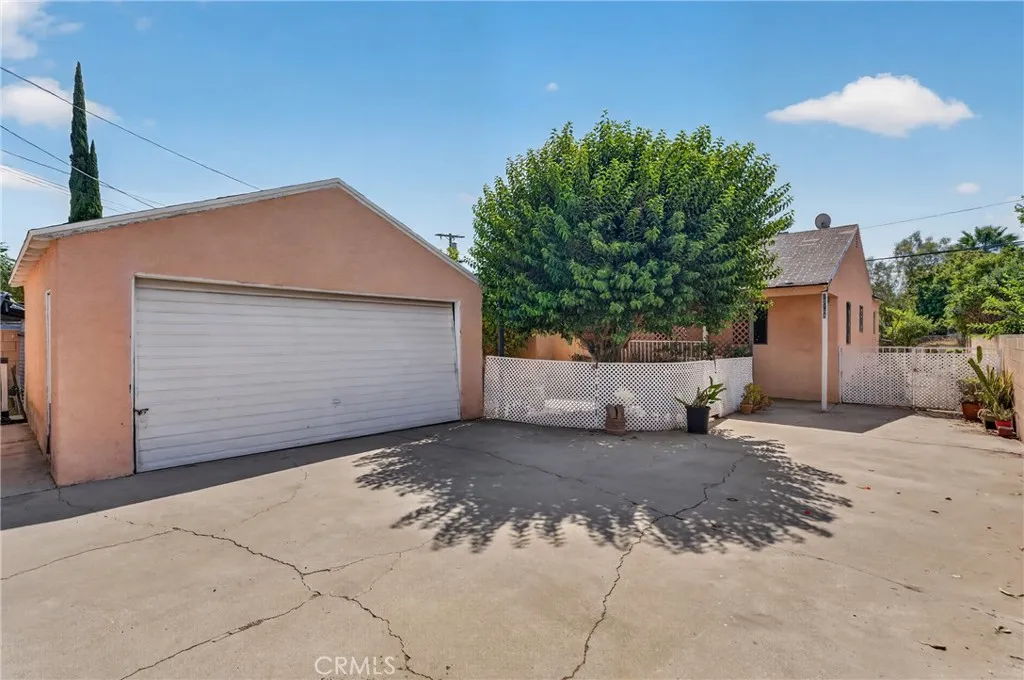 Back Unit-Garage, Front Yard, Entry