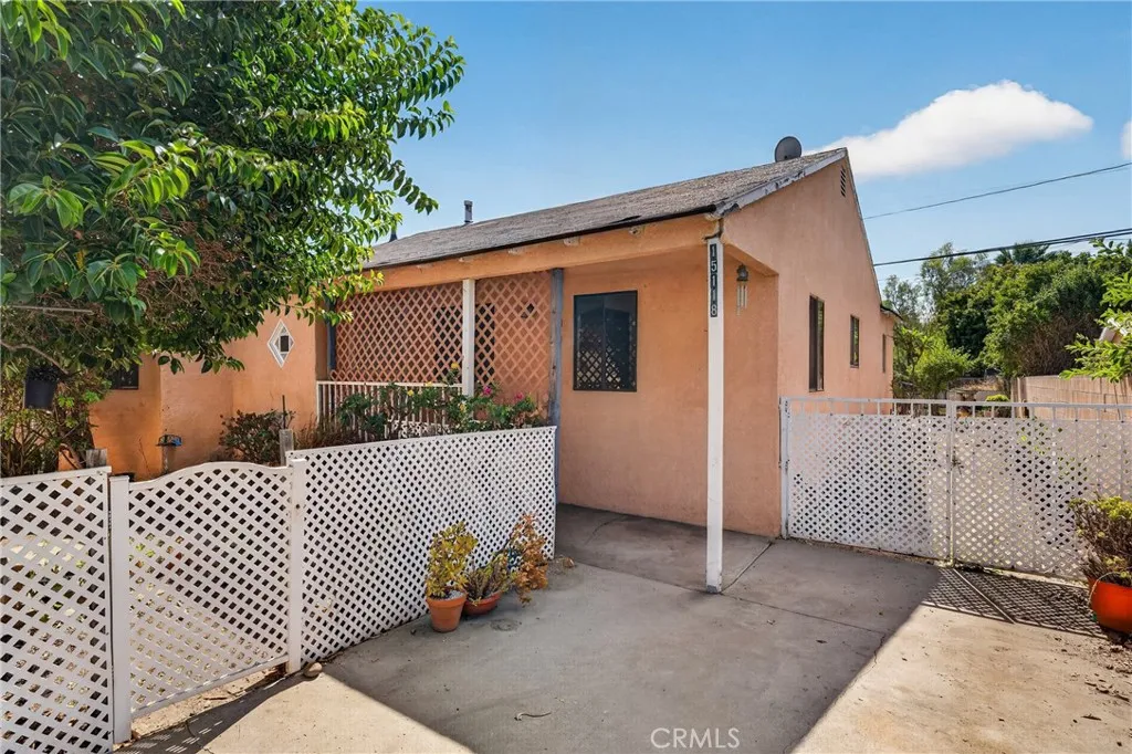 Back Unit- Front Yard, Entry