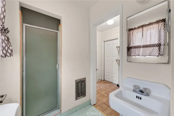 Back Unit Bathroom 2