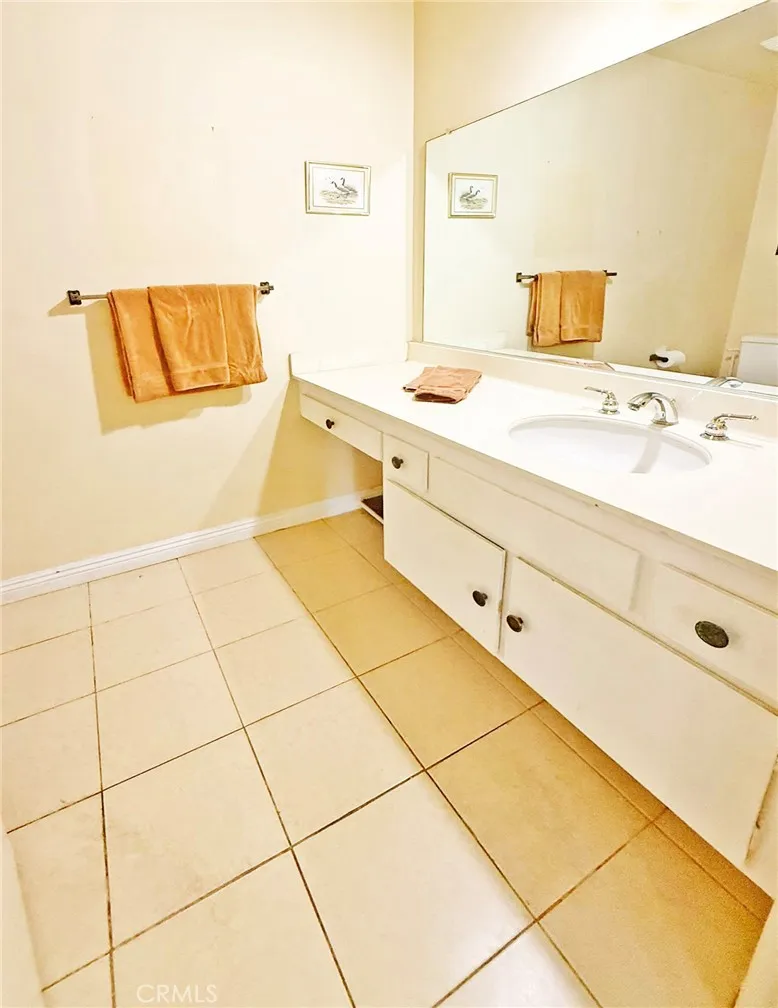 Ensuite Bathroom with Sit-Down Vanity
