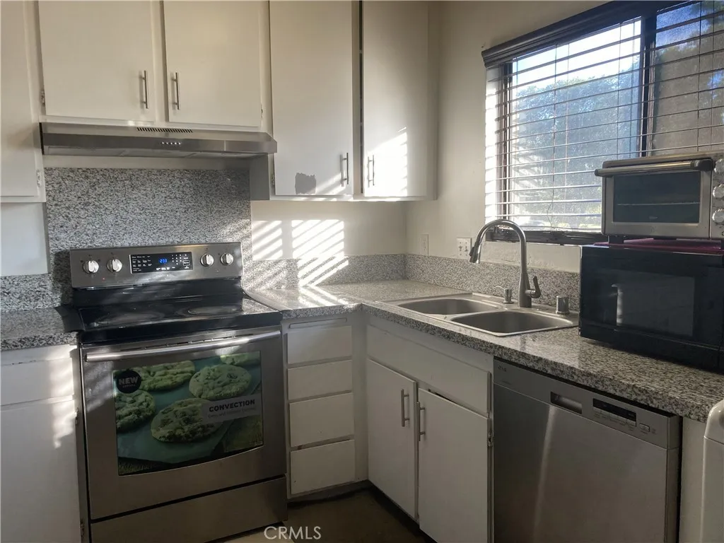 192 Streamwood, Irvine, California 92620 — photo 4