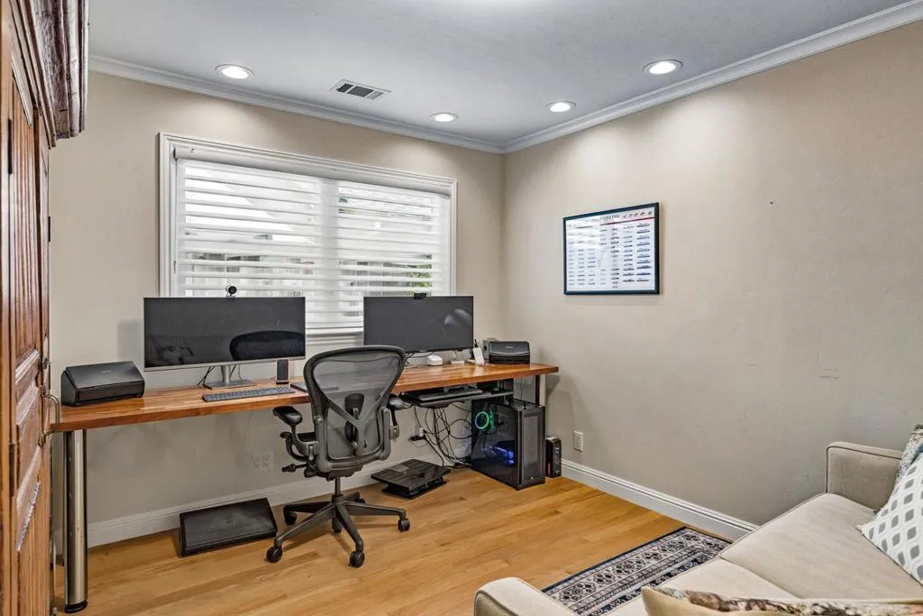 Middle bedroom
