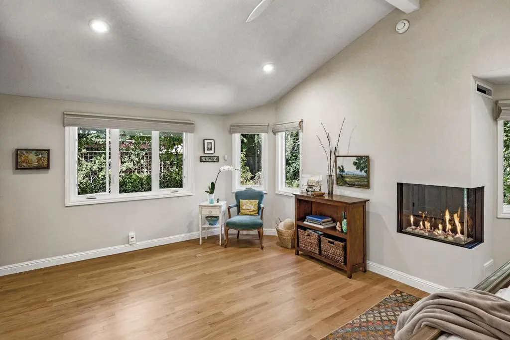Primary w/view to backyard