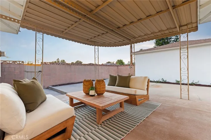 Covered porch/patio space