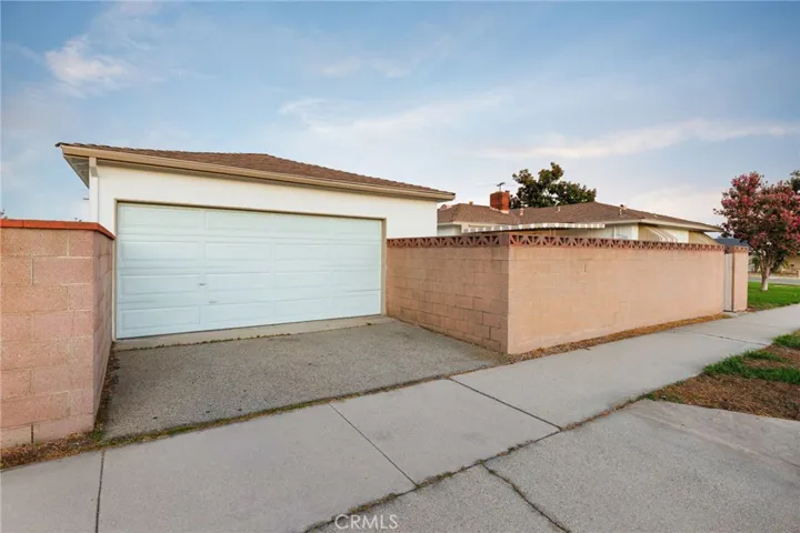 Detached 2 car garage