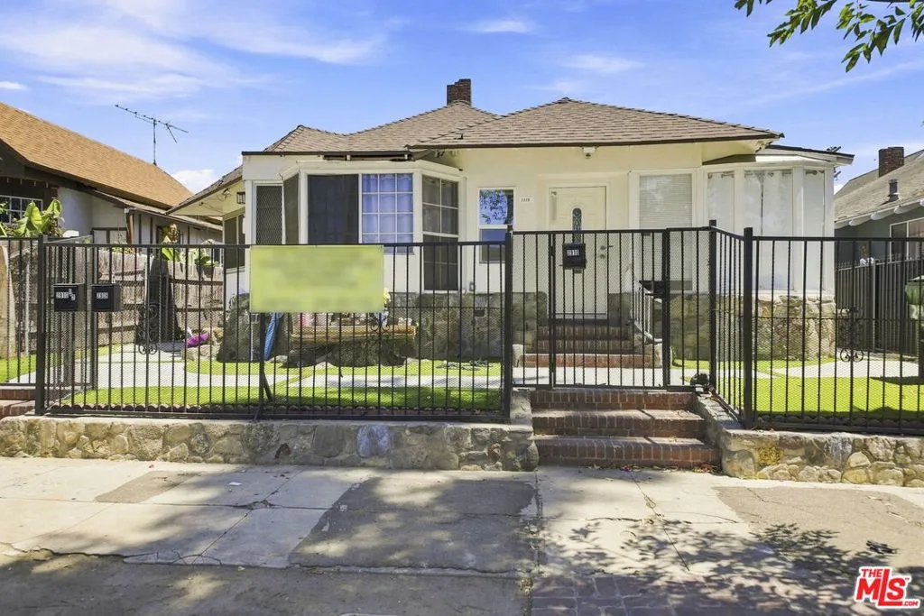 2910 Budlong Ave