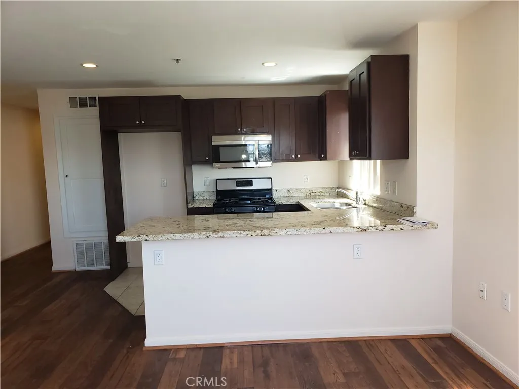 14537 Archwood Street 302, Van Nuys, California 91405 — photo 4