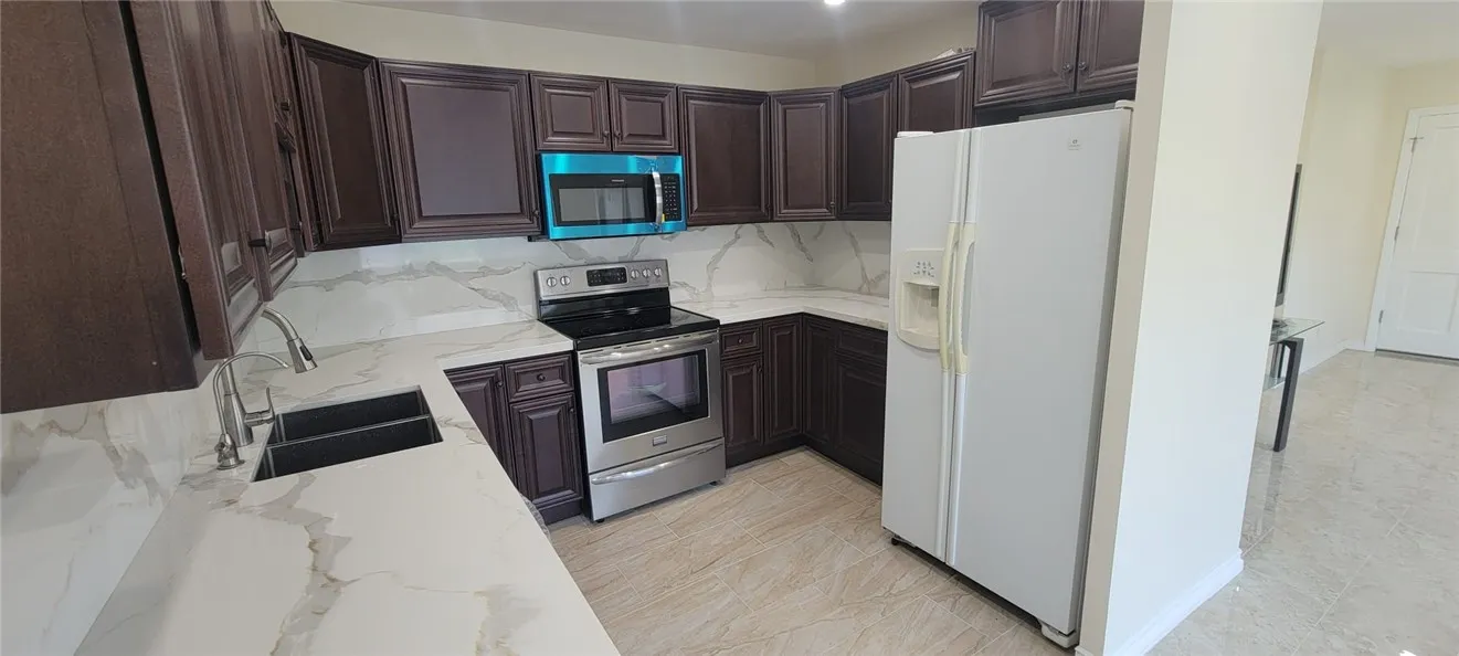 18611 Collins E 33, Tarzana, California 91356 — photo 5
