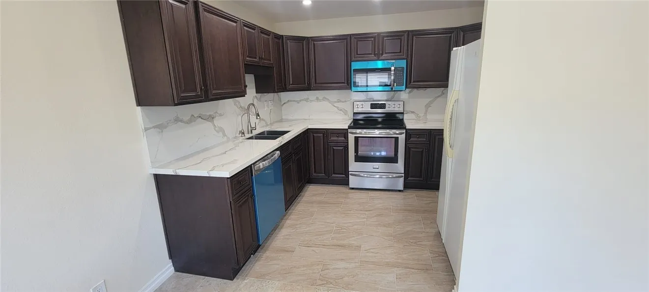 18611 Collins E 33, Tarzana, California 91356 — photo 4