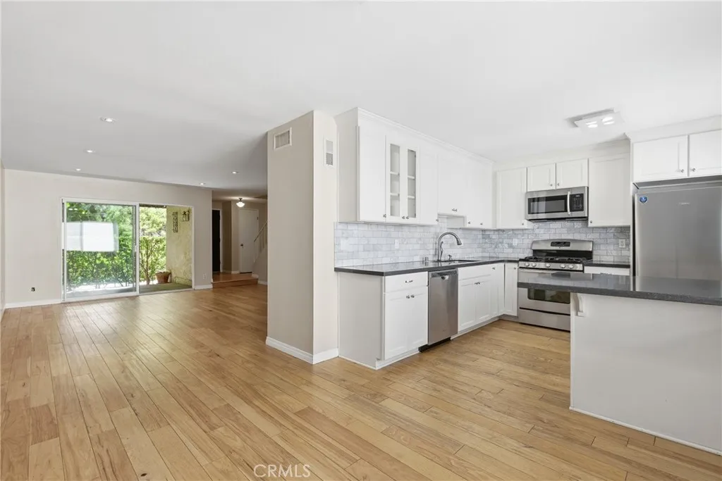 7802 Via Tortona, Los Angeles, California 91504 — photo 4