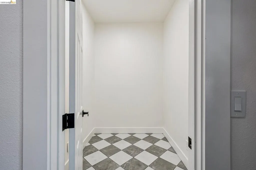 White interior door with a matte black lever handle and hinges