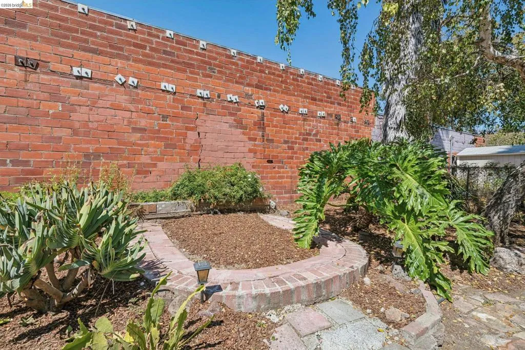 Brick retaining wall with integrated planting beds