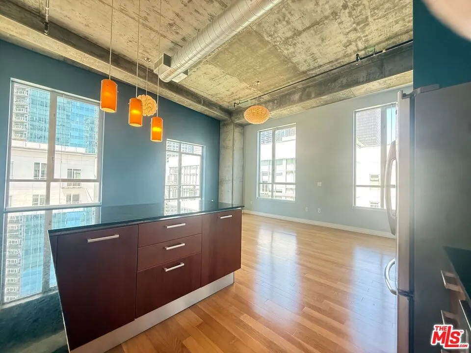 645 W 9th St