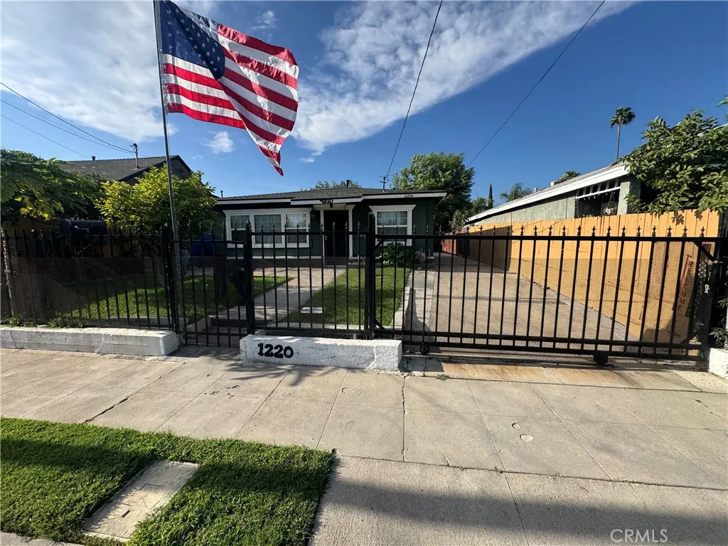 1220 W Victoria
