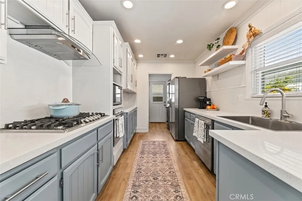 Upgraded Quartz Countertops & Appliances