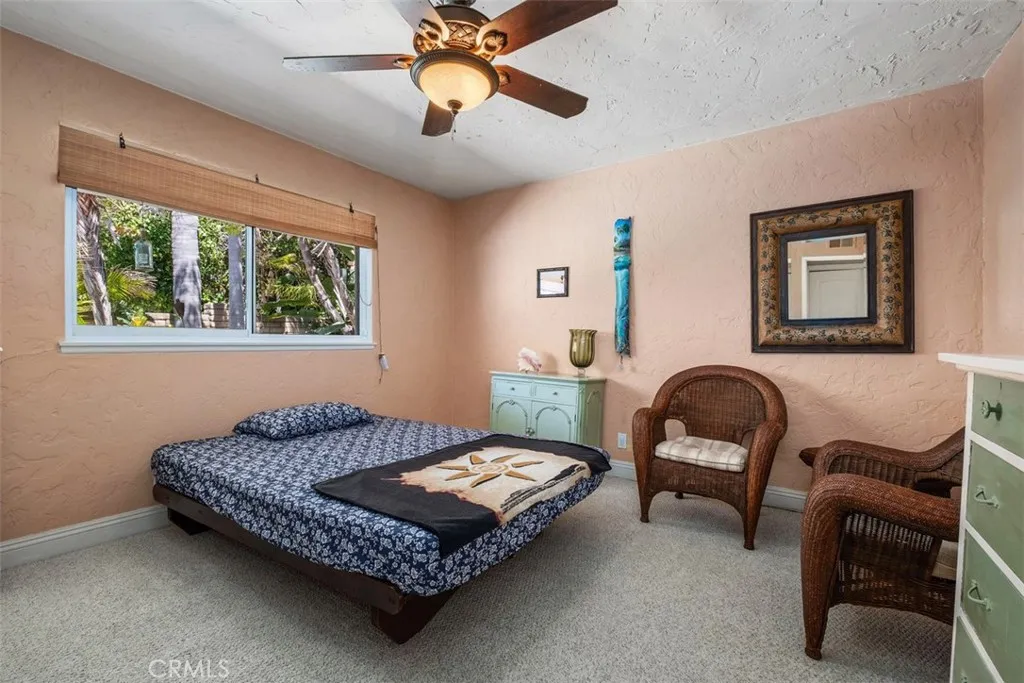 Guest bedroom-Queen sized bed
