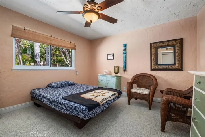 Guest bedroom-Queen sized bed