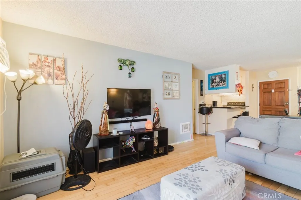 18307 Burbank Boulevard 233, Tarzana, California 91356 — photo 4