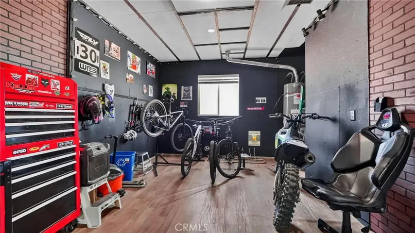 3rd car bay has been used as a workshop and music room. Can be converted.