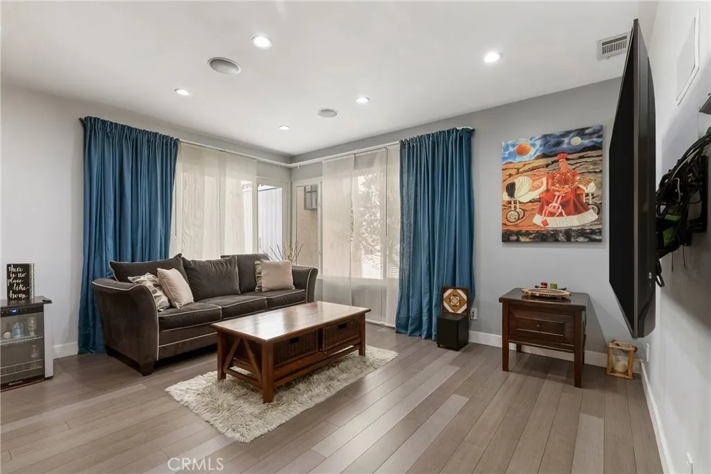 21 7th Place 510, Long Beach, California 90802 — photo 4