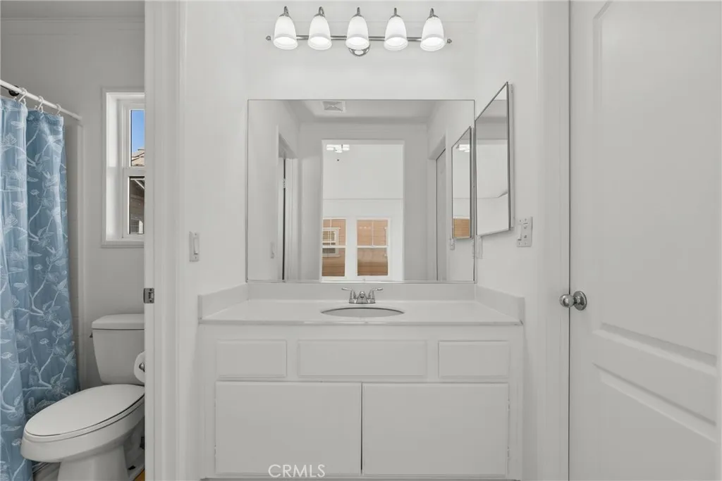 Full bathroom attached to 4th bedroom/ office/ bonus room.