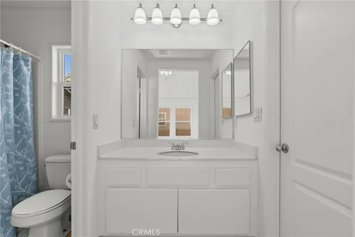 Full bathroom attached to 4th bedroom/ office/ bonus room.