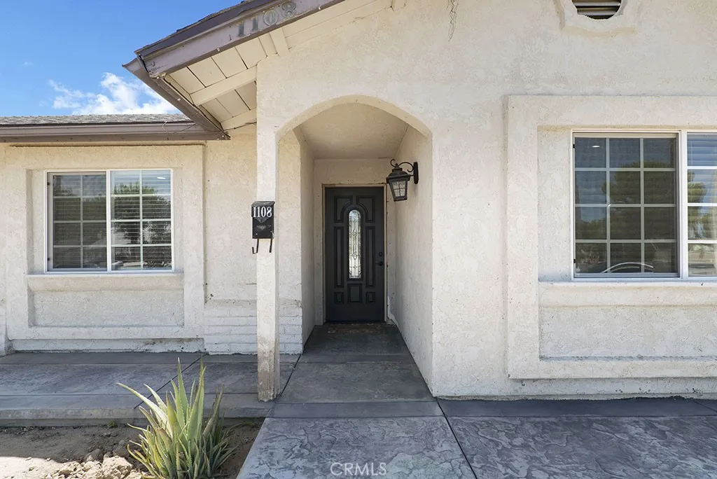 1108 E Lancaster
