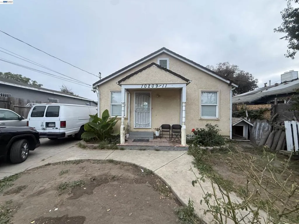 10209 & 10211 Pippin St