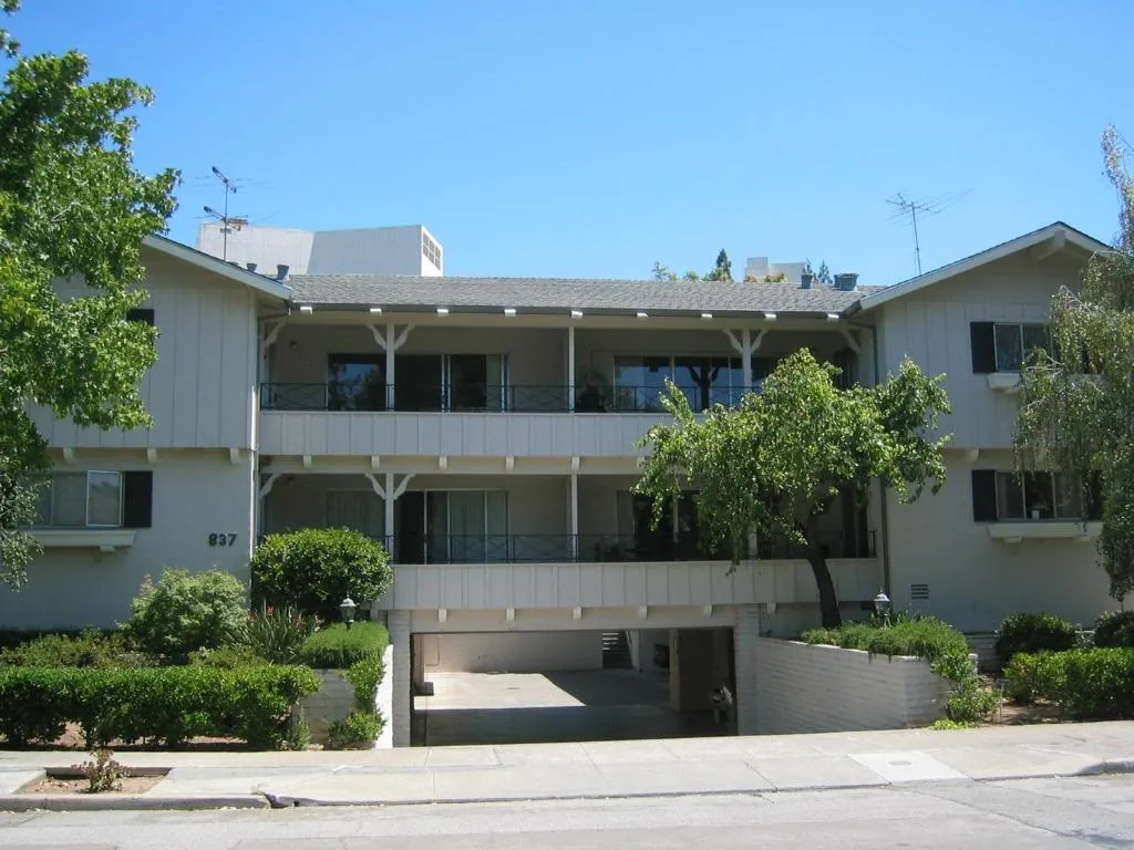 837 Cowper St