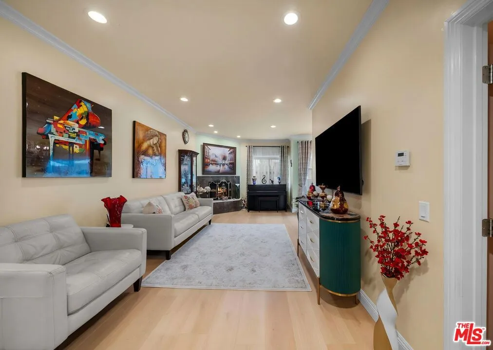 17914 Magnolia Blvd