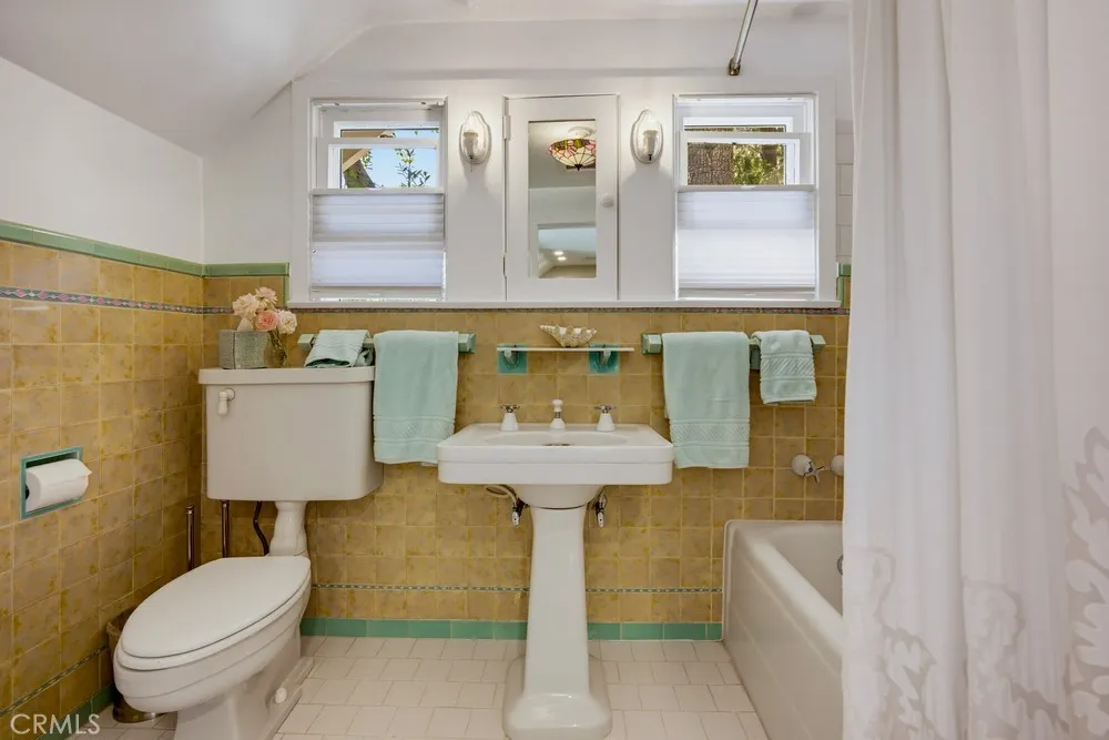 2nd floor Bathroom