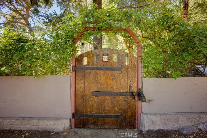 Entrance Gate to enter front yard