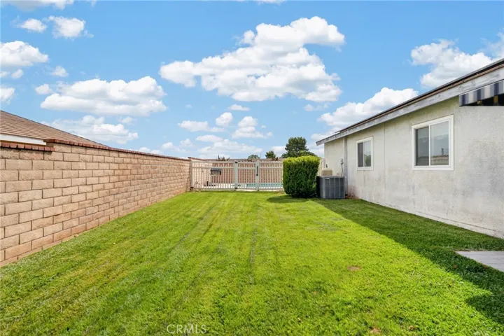 Sideyard (Grass)