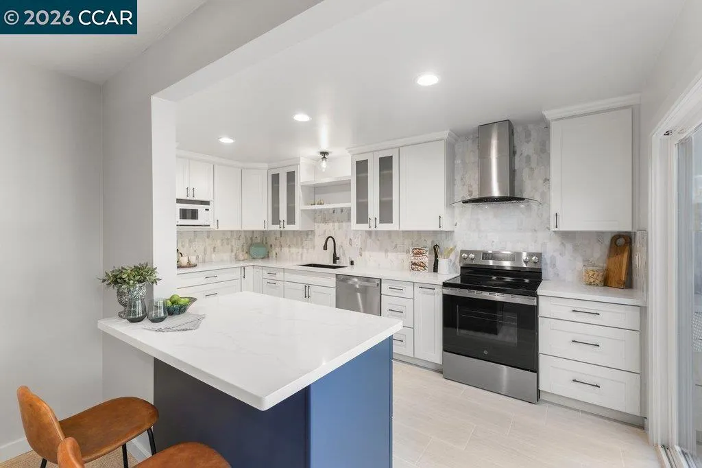 3674 Rossmoor Pkwy