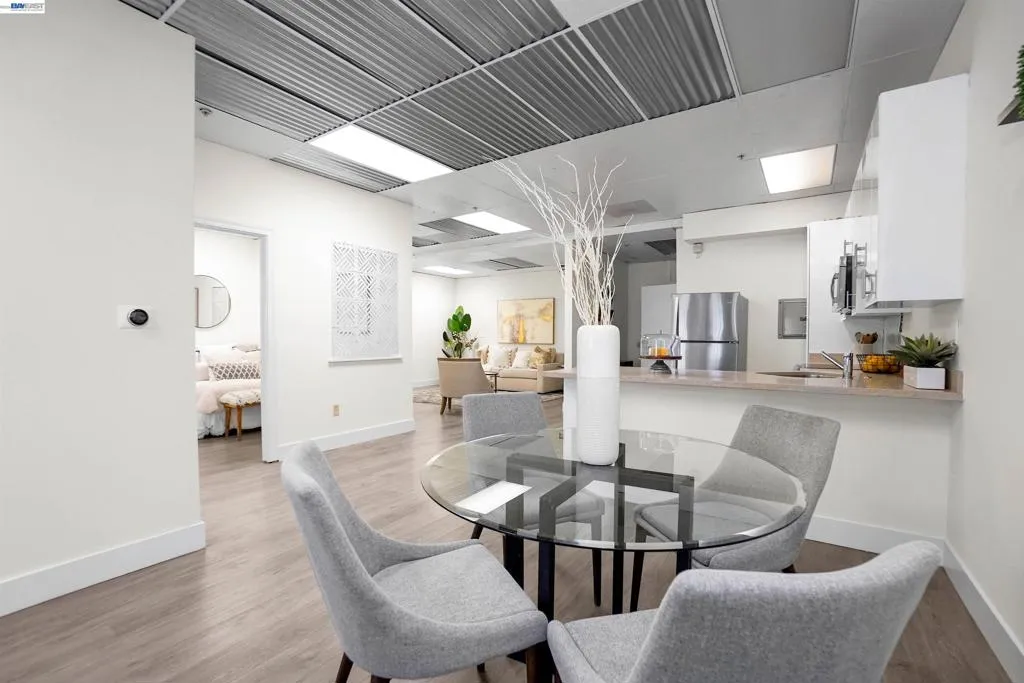 850 W Grand Ave