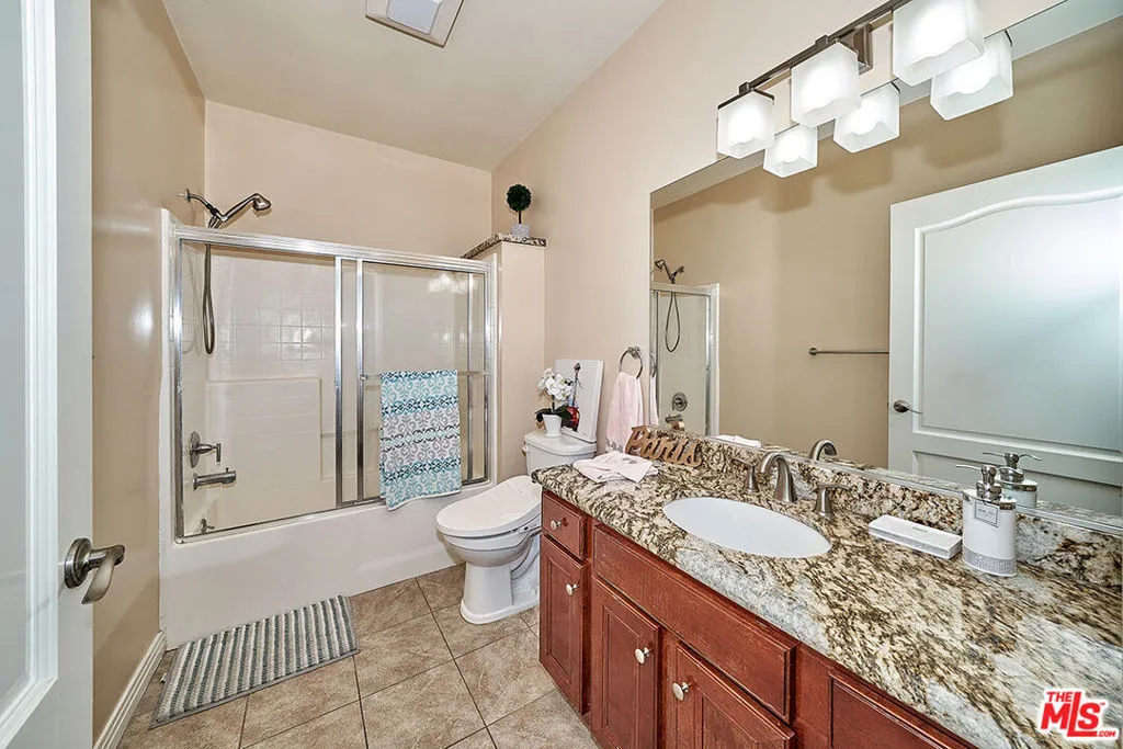 1025 Dewey Avenue 205, Los Angeles, California 90006 — photo 4