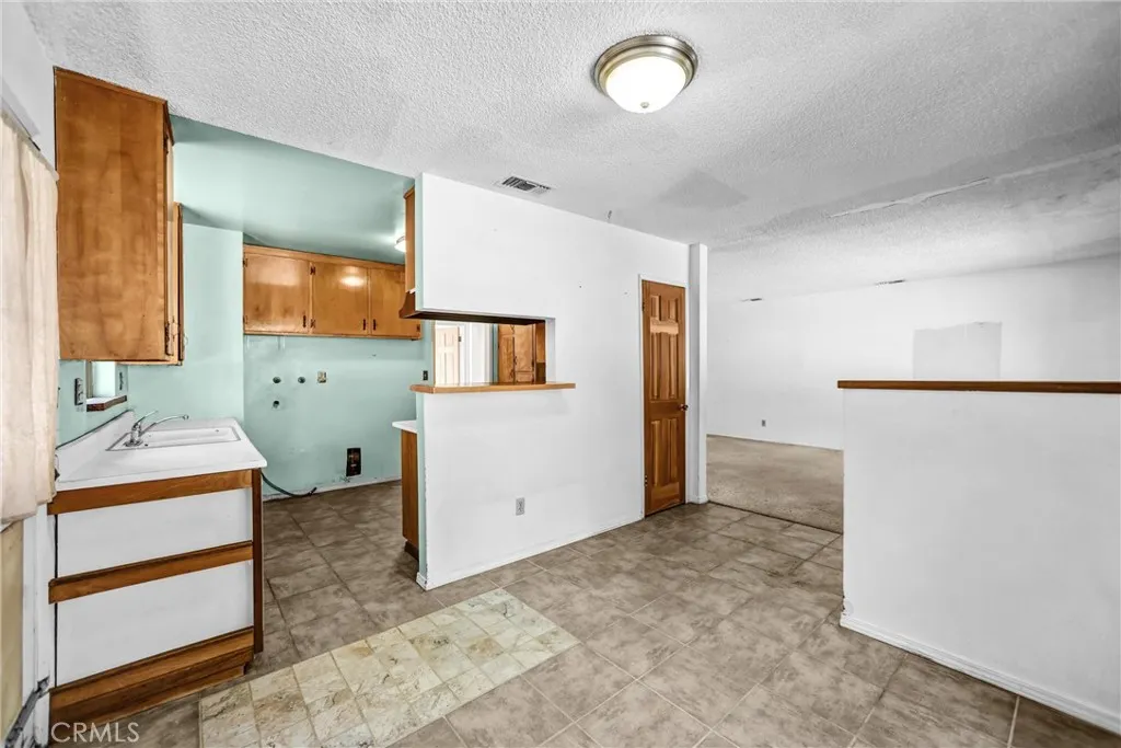 Dining room to kitchen