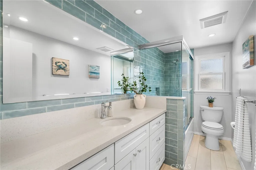 Updated hall bath with tub/shower combo