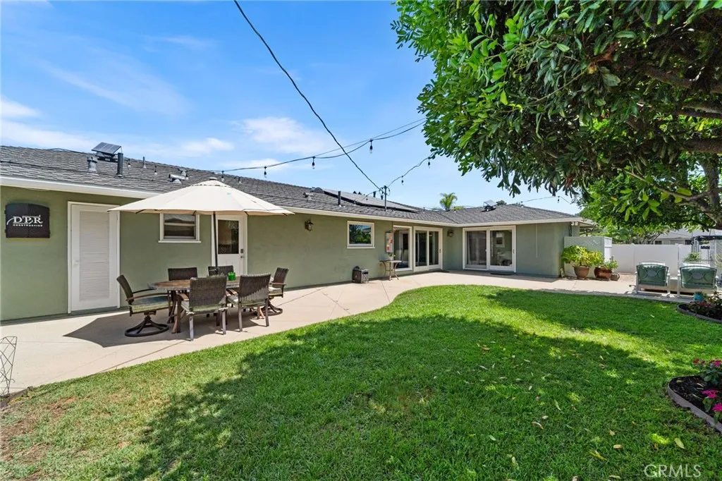 Flat 11,000 sqft lot and private yard